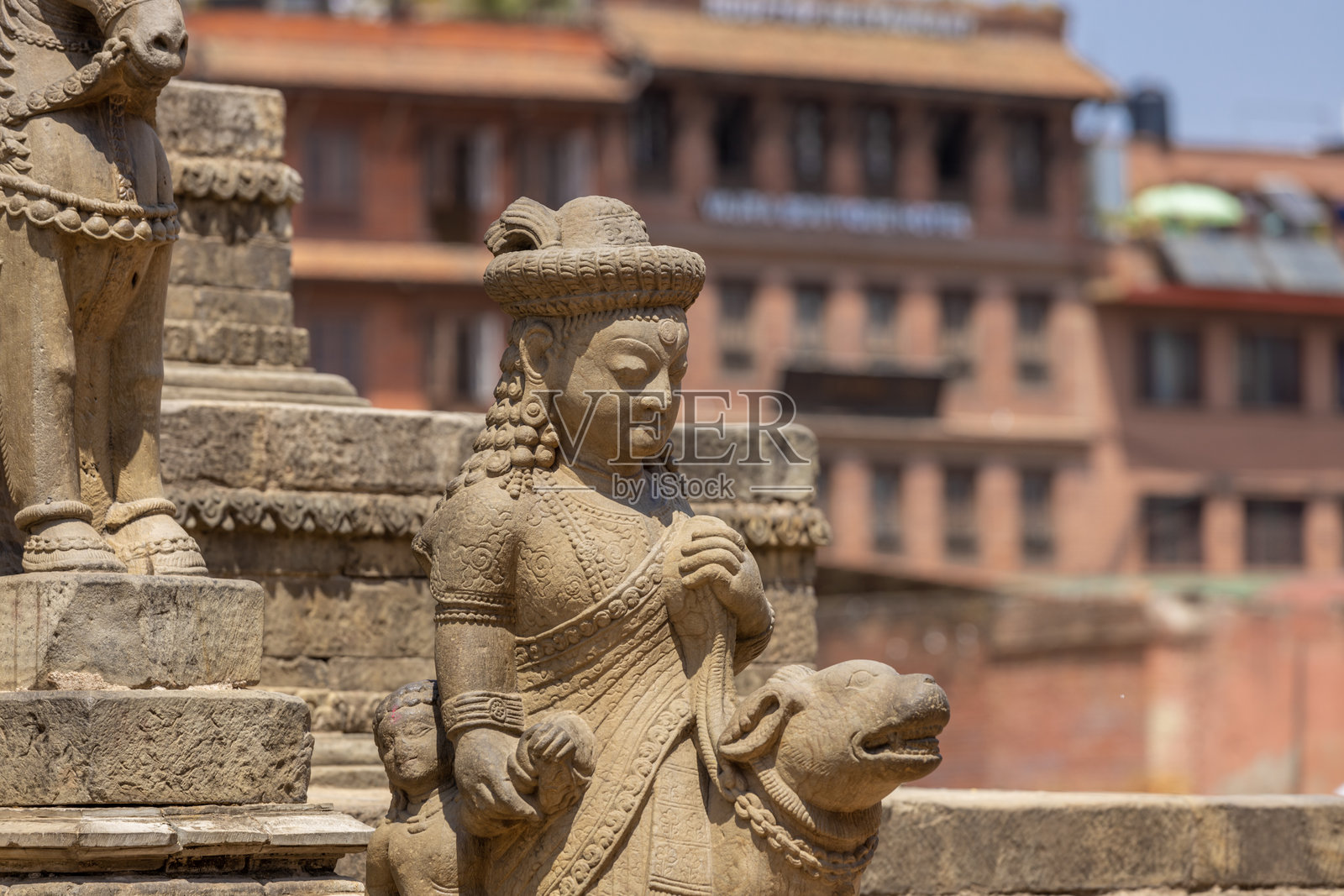 尼泊尔加德满都附近的巴克塔普尔寺庙和雕像,拥有历史悠久的石雕建筑、雕刻人物和传统宗教图案照片摄影图片