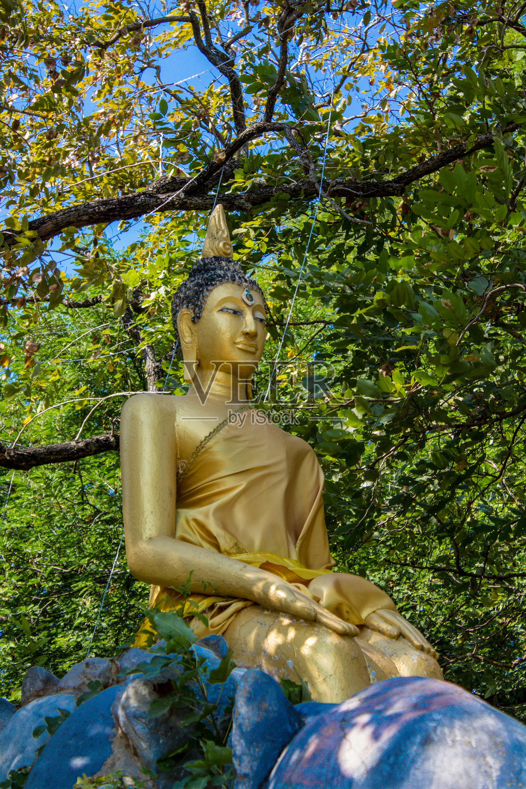 泰国寺庙中带有传统佛教设计、金色表面和建筑细节的佛像照片摄影图片