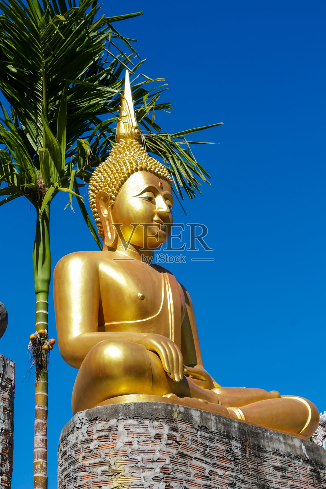 泰国寺庙内的佛像,具有传统的佛教设计、金色表面和建筑细节照片摄影图片