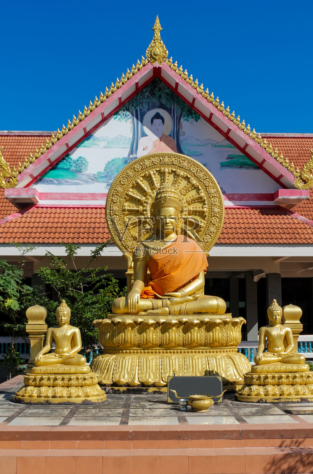 泰国寺庙里的佛像,具有传统的佛教设计、金色表面和建筑细节照片摄影图片