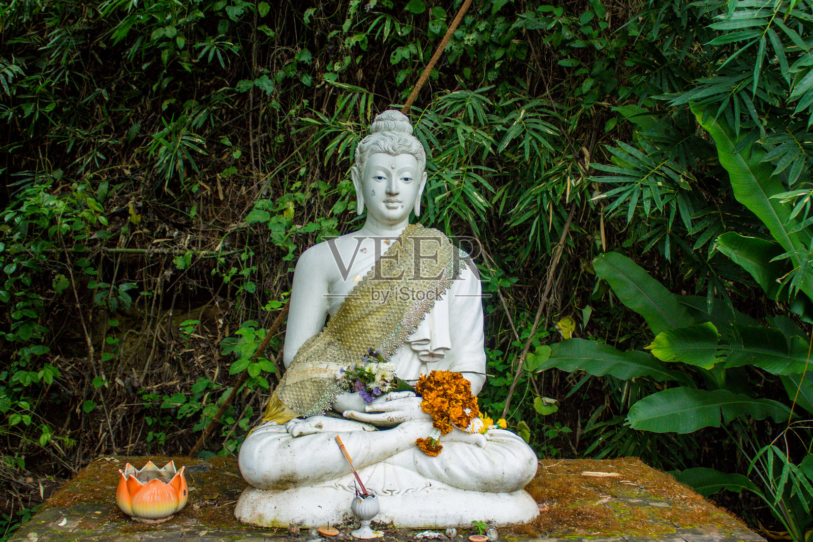 泰国寺庙中的佛像,具有传统的佛教设计、金色表面和建筑细节照片摄影图片