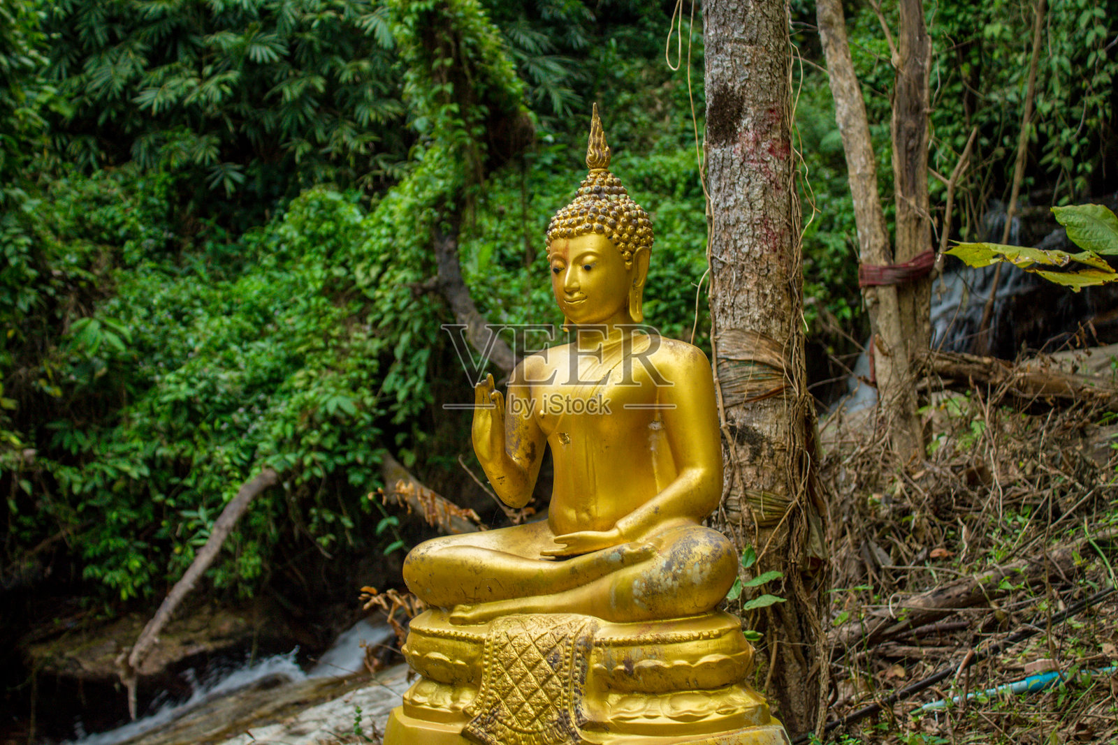 泰国寺庙中的佛像,具有传统的佛教设计、金色表面和建筑细节照片摄影图片