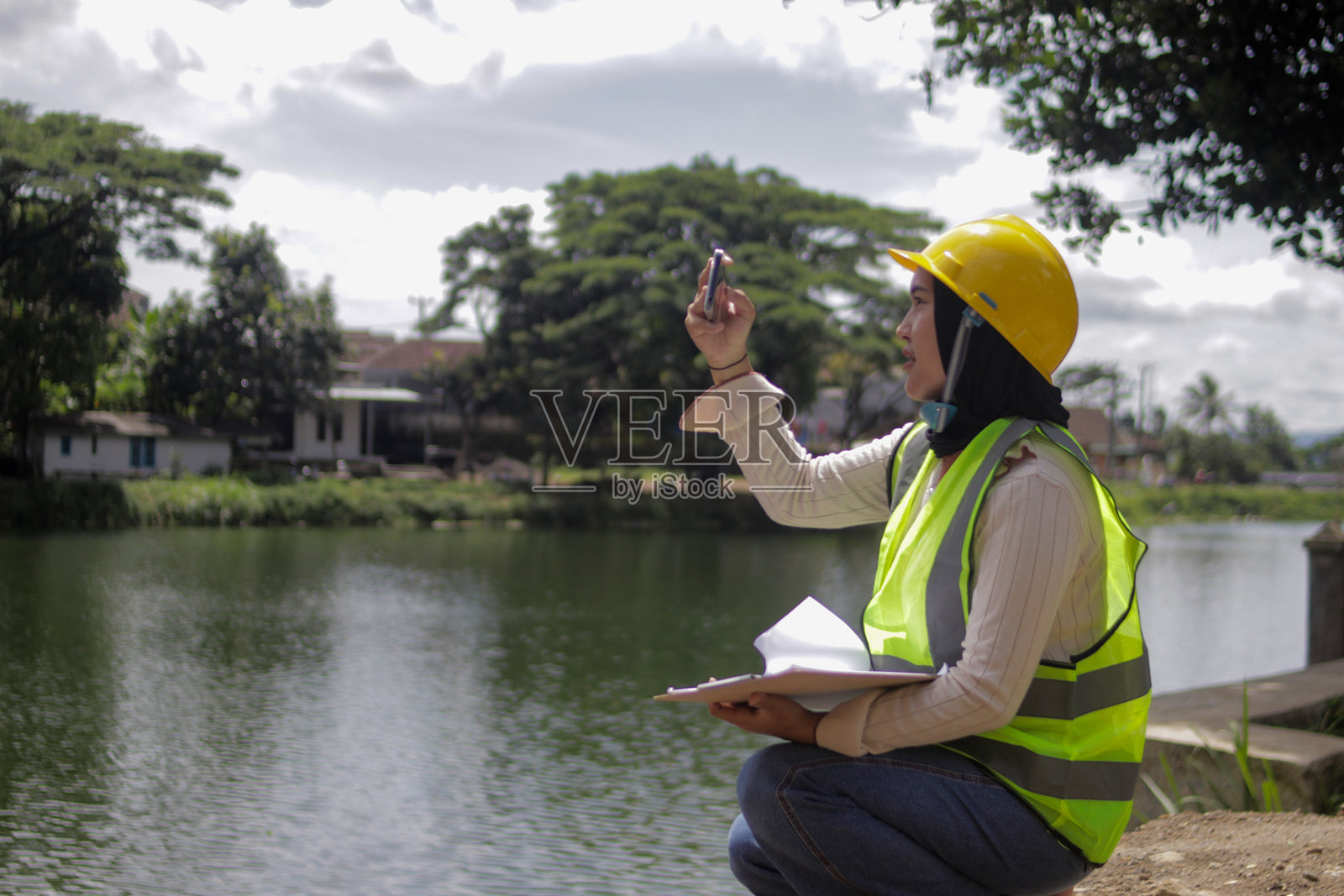 年轻的亚洲穆斯林女工程师在户外拿着剪贴板拍照照片摄影图片