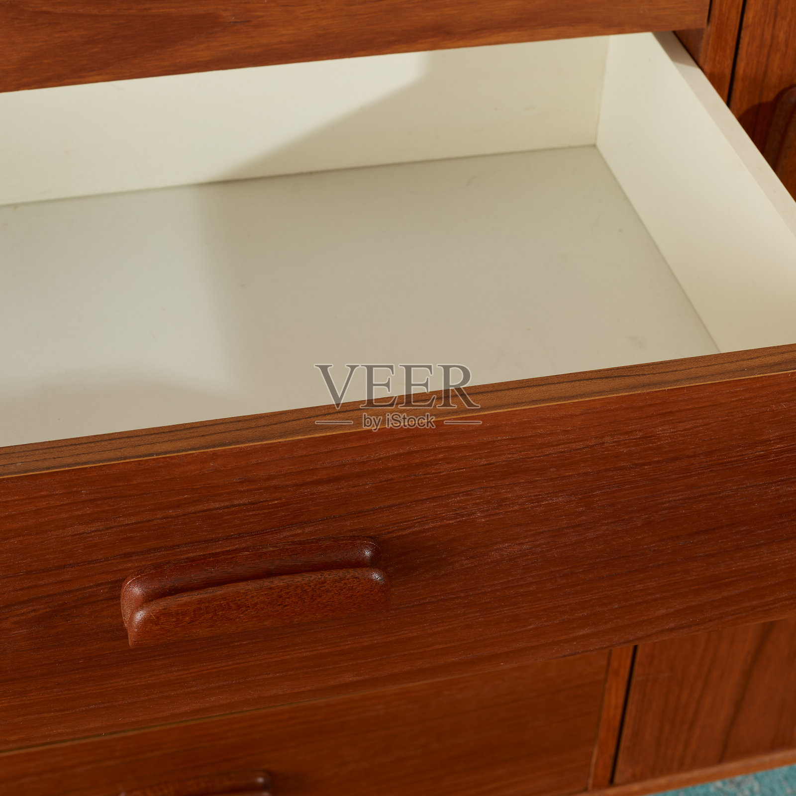 复古胡桃木梳妆台照片摄影图片