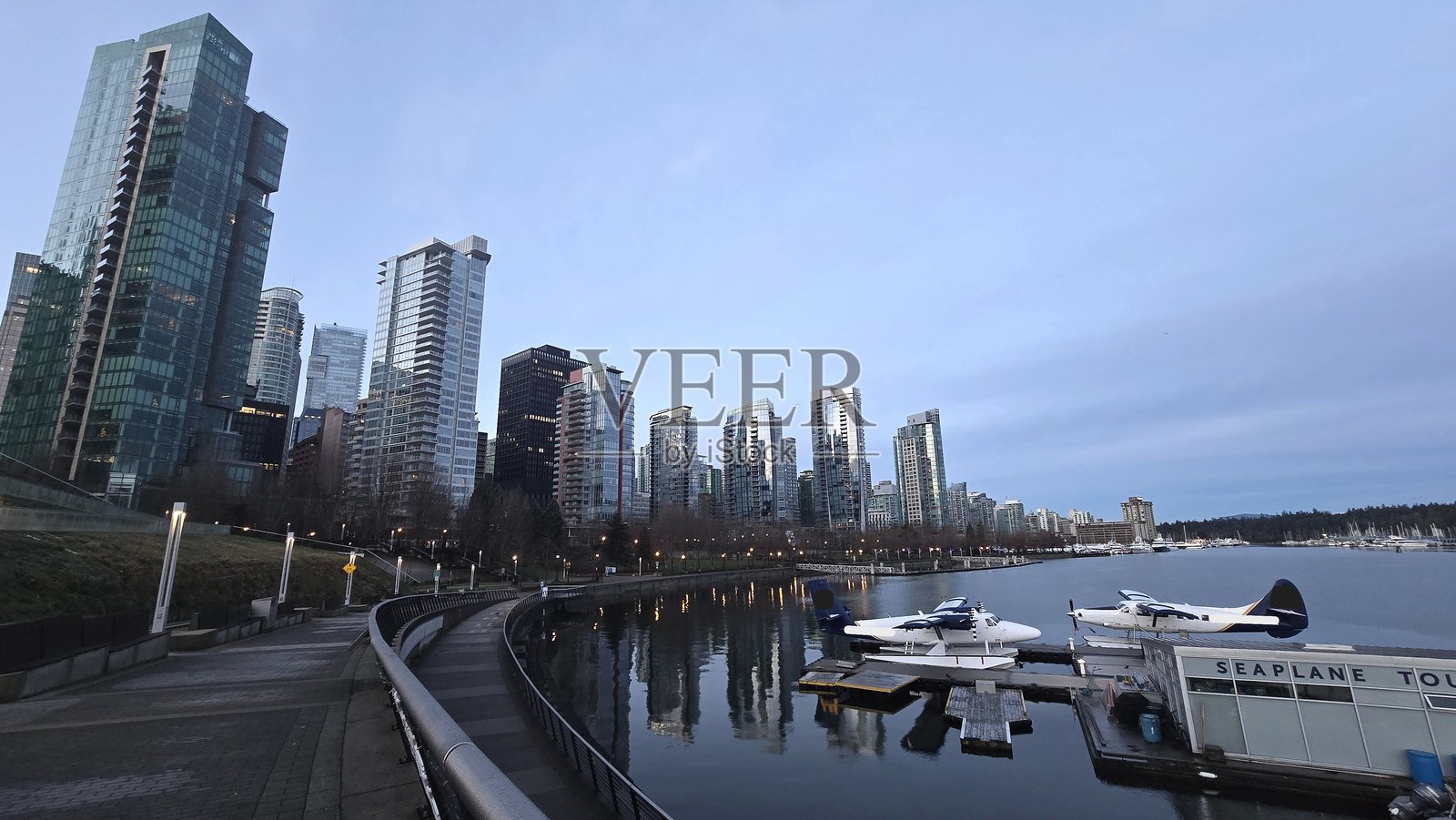 2025年圣诞节早晨,从温哥华加拿大广场的海滨步道,沿着煤气港的德沃尼亚港公园所见的日出风光和云景。照片摄影图片