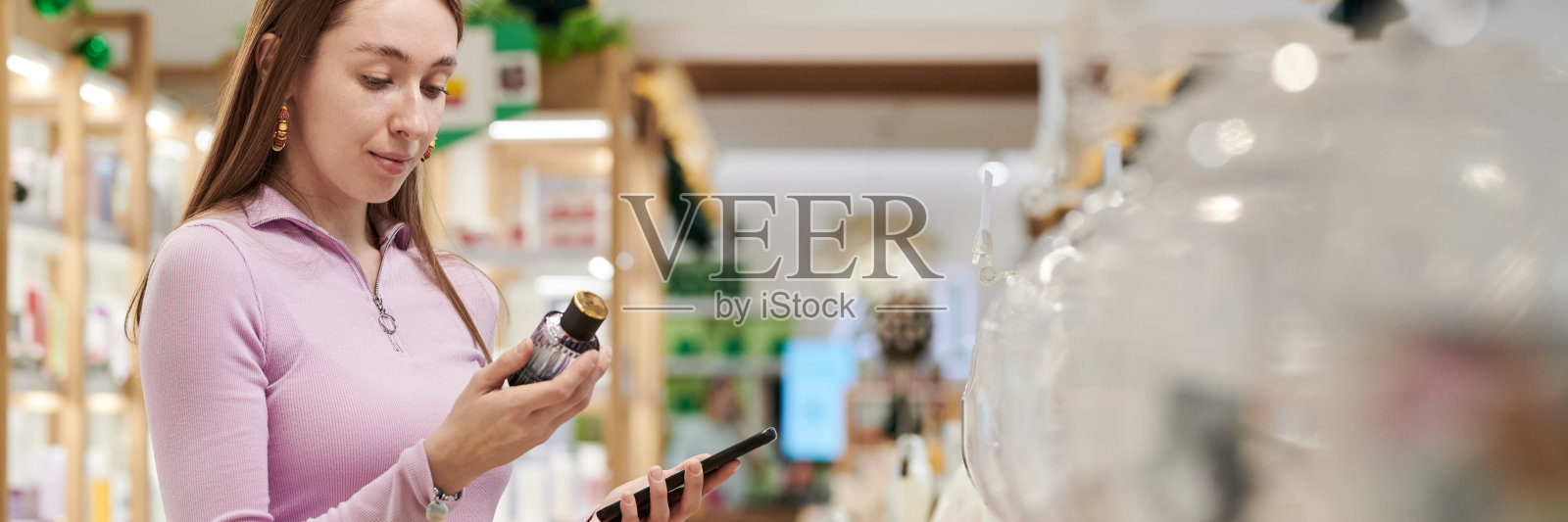 年轻女子手持平板电脑阅读产品标签照片摄影图片