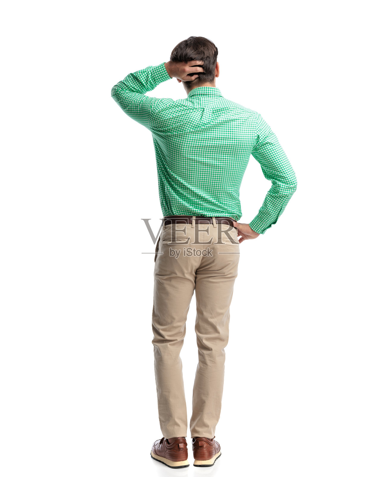 困惑的休闲男子挠着头思考照片摄影图片