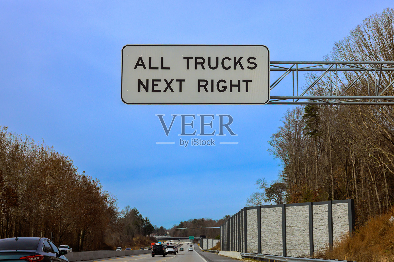 高速公路上的交通标志,指示车辆向右转入卡车专用道照片摄影图片