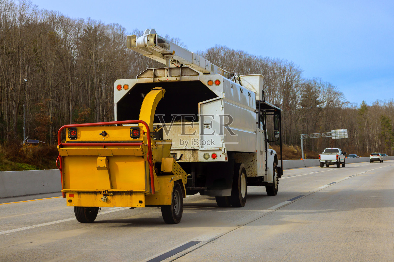 拖车在美式乡村公路行驶的工程卡车照片摄影图片