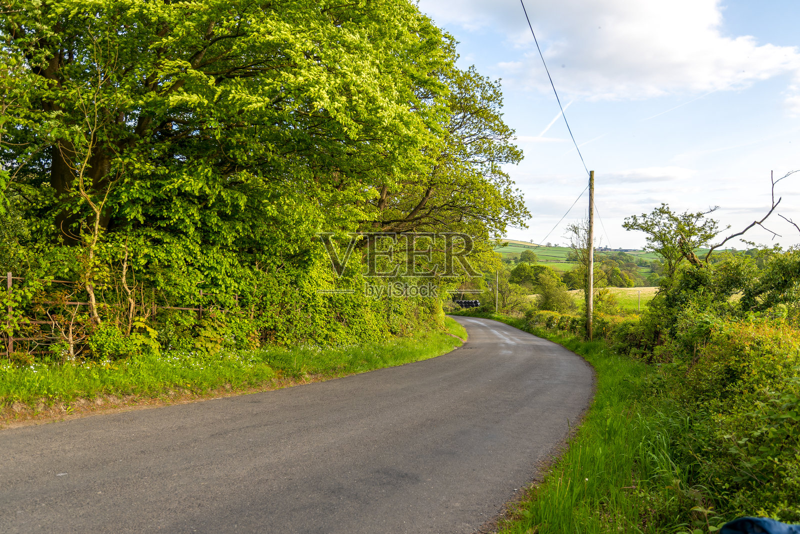 英格兰坎布里亚湖区乡村道路和绿色山丘照片摄影图片