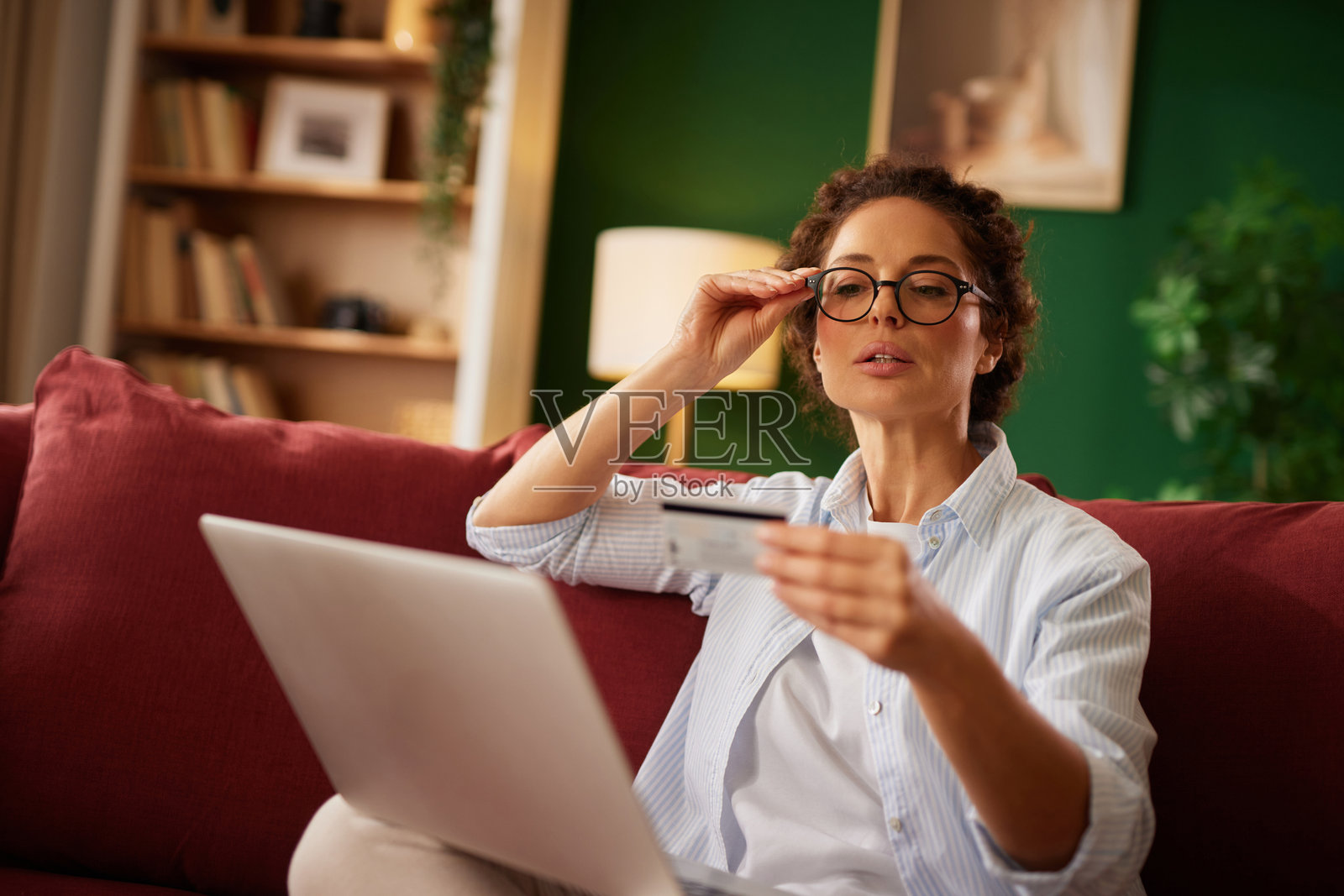 女士在线购物,使用信用卡付款照片摄影图片