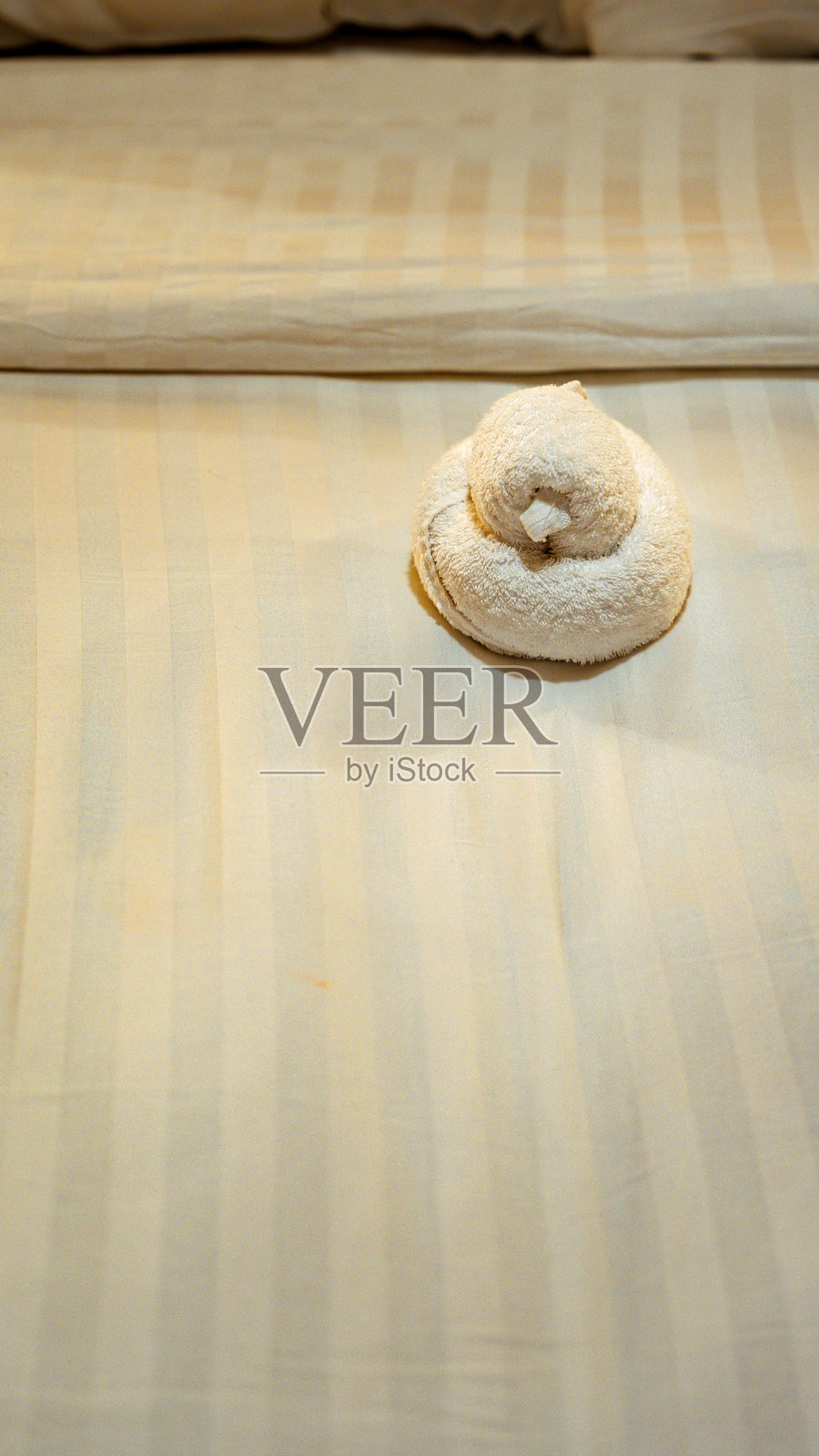 折叠的毛巾天鹅在床上欢迎酒店客人照片摄影图片