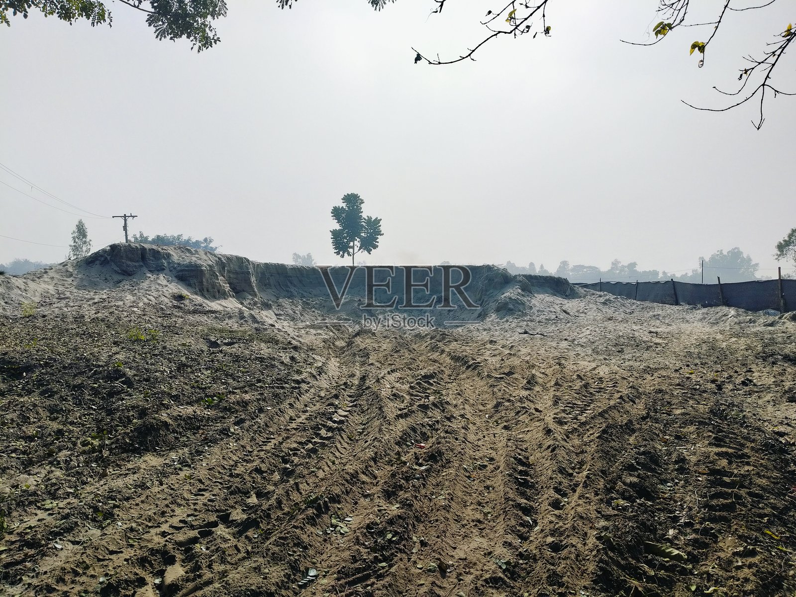 犁过的农田与树木照片摄影图片