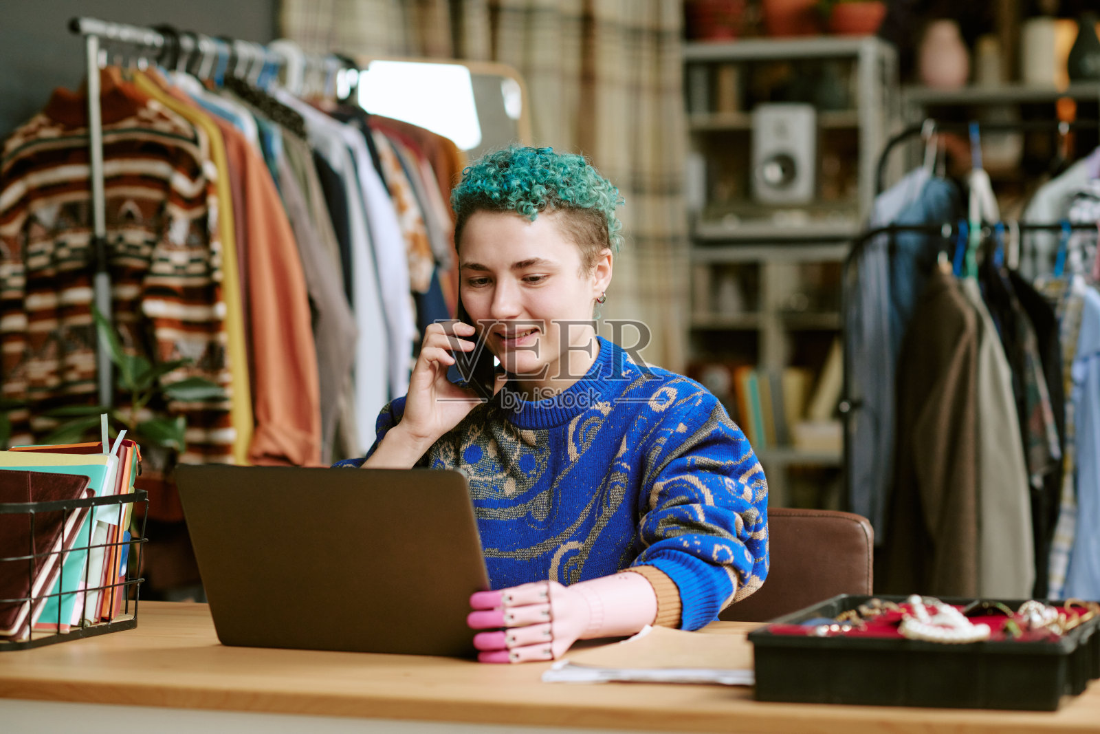 残疾青年白人女性在线销售二手服装照片摄影图片