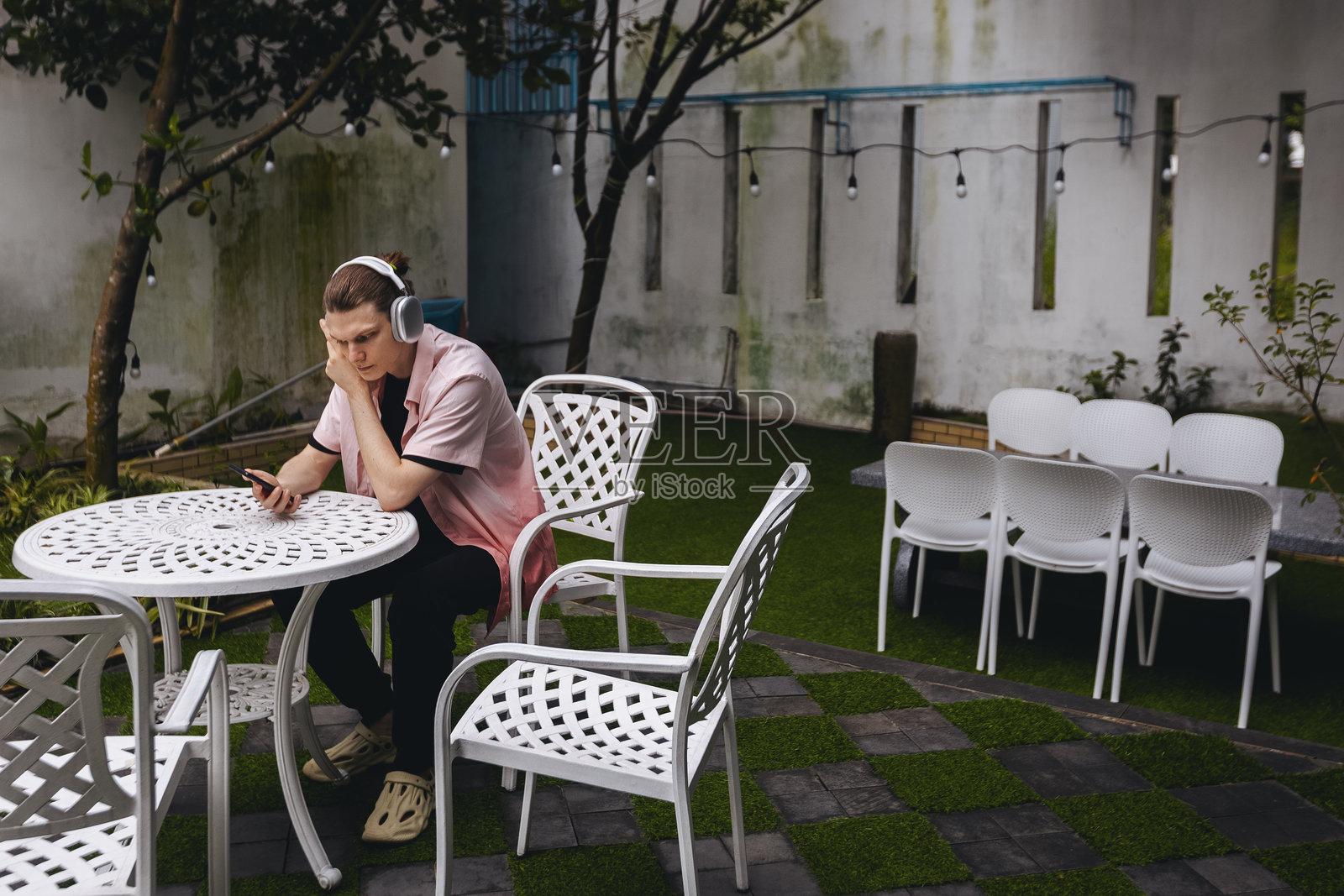 年轻的高加索男性戴着耳机安静地听音乐照片摄影图片