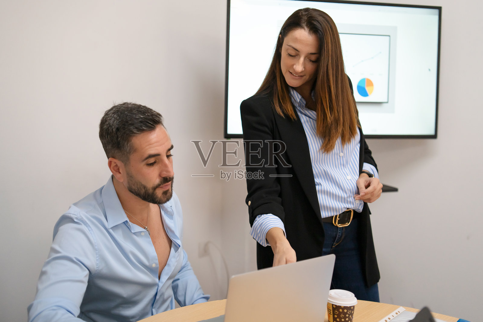 商务专业人士在办公室会议上协作使用笔记本电脑照片摄影图片