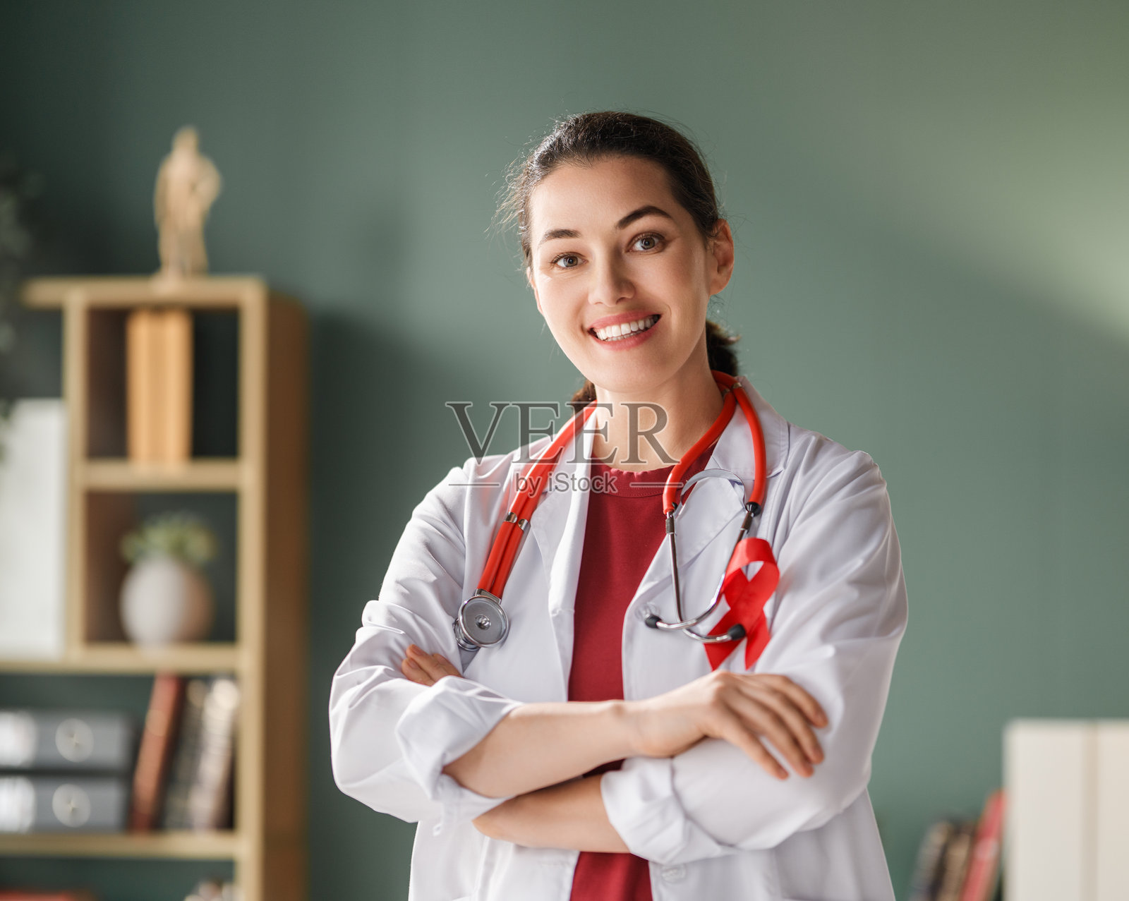 佩戴红丝带的女医生照片摄影图片