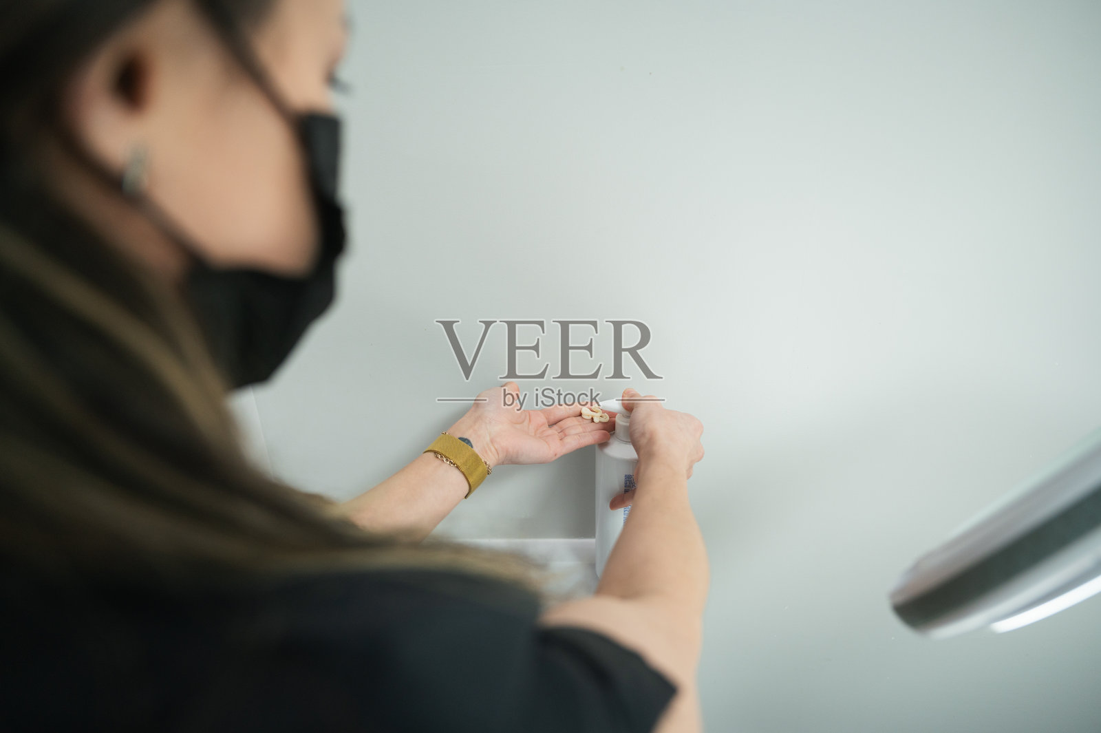 美容师正在为专业护肤配发产品照片摄影图片