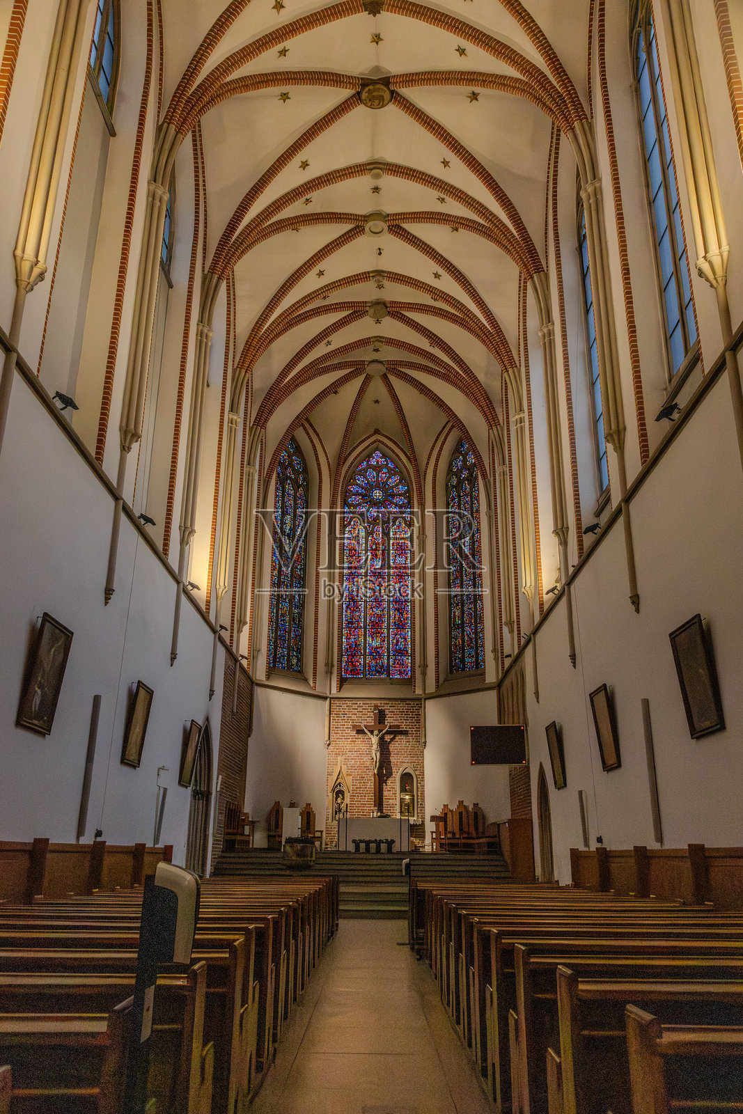 弗罗茨瓦夫哥特式教堂内部,带有彩色玻璃窗照片摄影图片