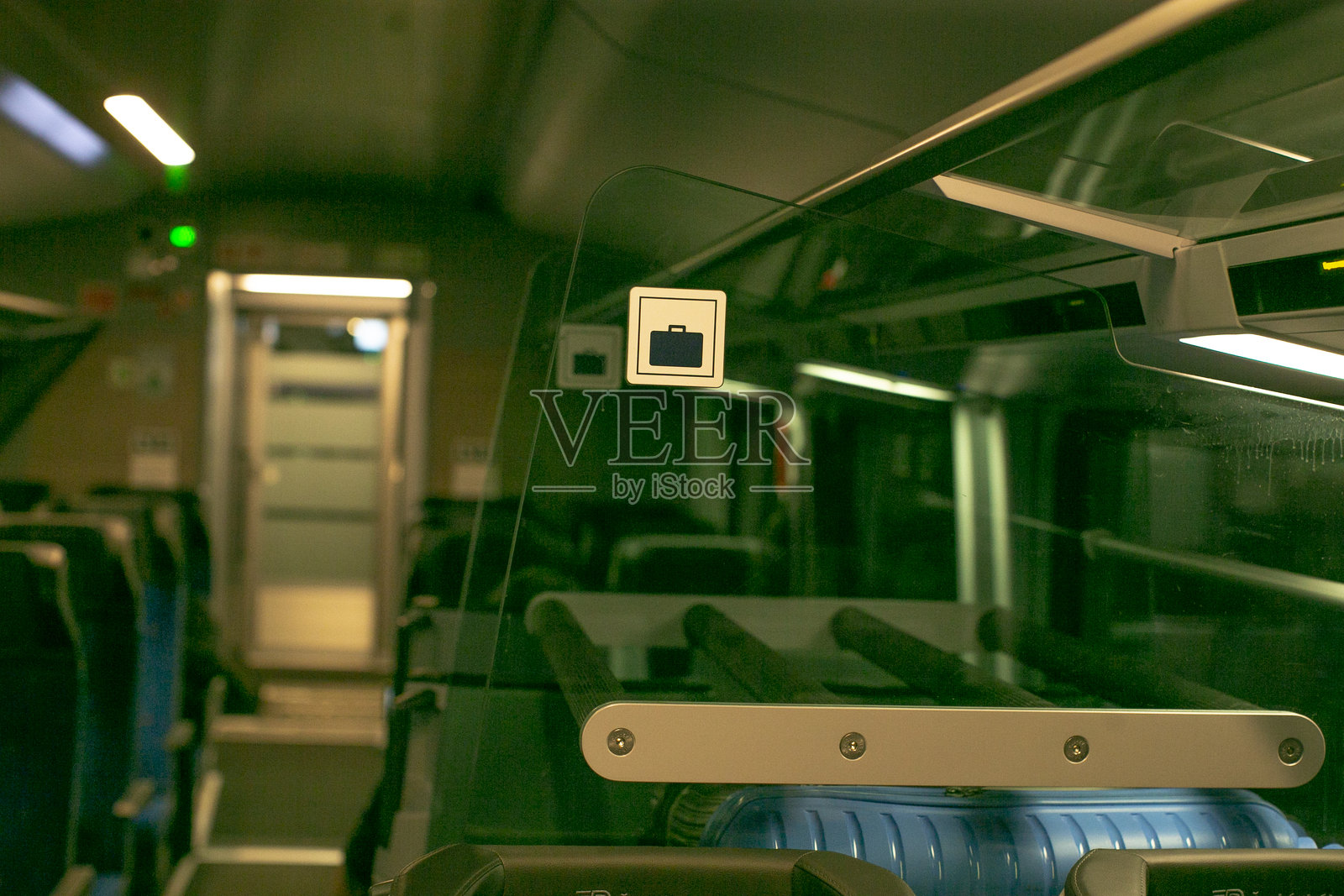 未来派车辆内饰,带有反光窗户和视觉层次照片摄影图片