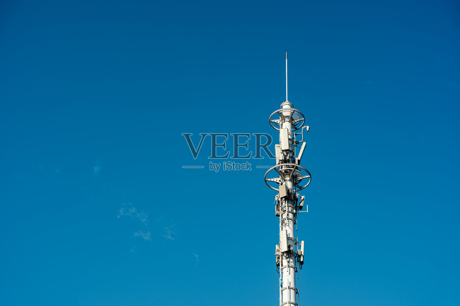 阳光明媚的蓝天下,一座5G通信基站塔照片摄影图片