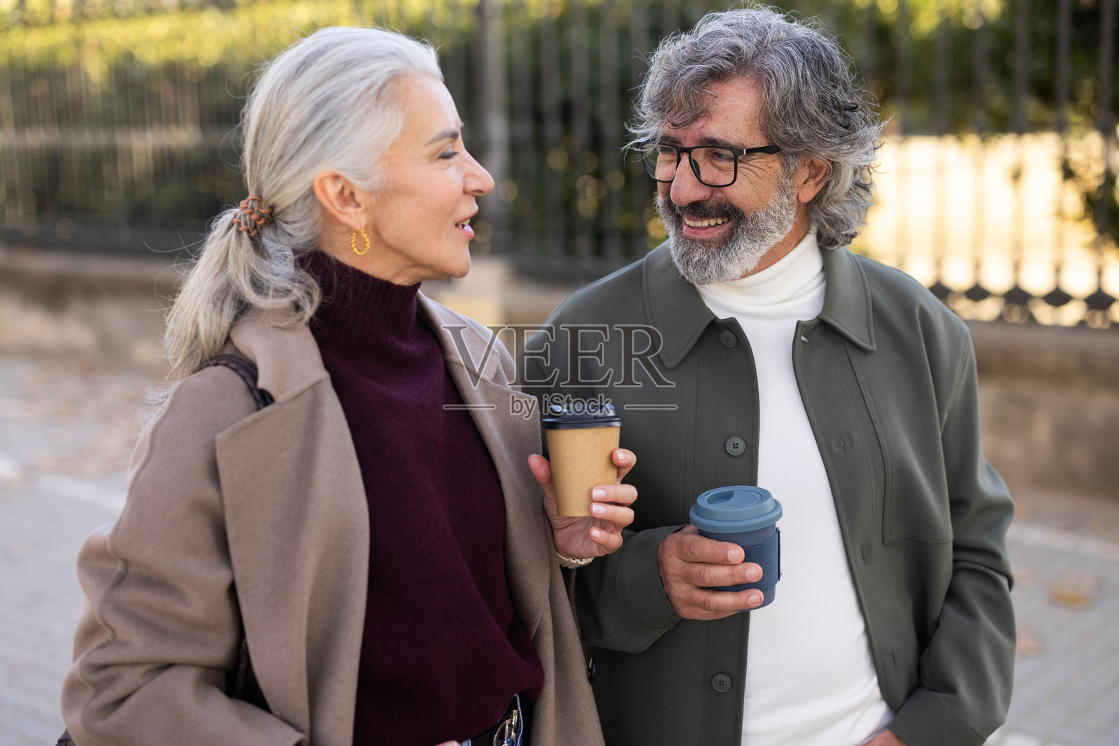 一对成熟的夫妇在户外享用咖啡照片摄影图片