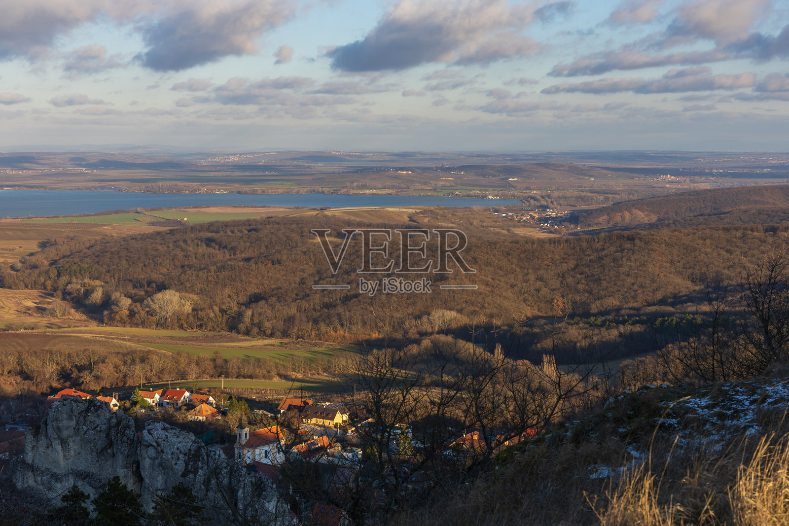 帕瓦瓦地区克伦特尼采村的冬季全景,有圣乔治教堂。南摩拉维亚风景和新磨坊水库景观。照片摄影图片