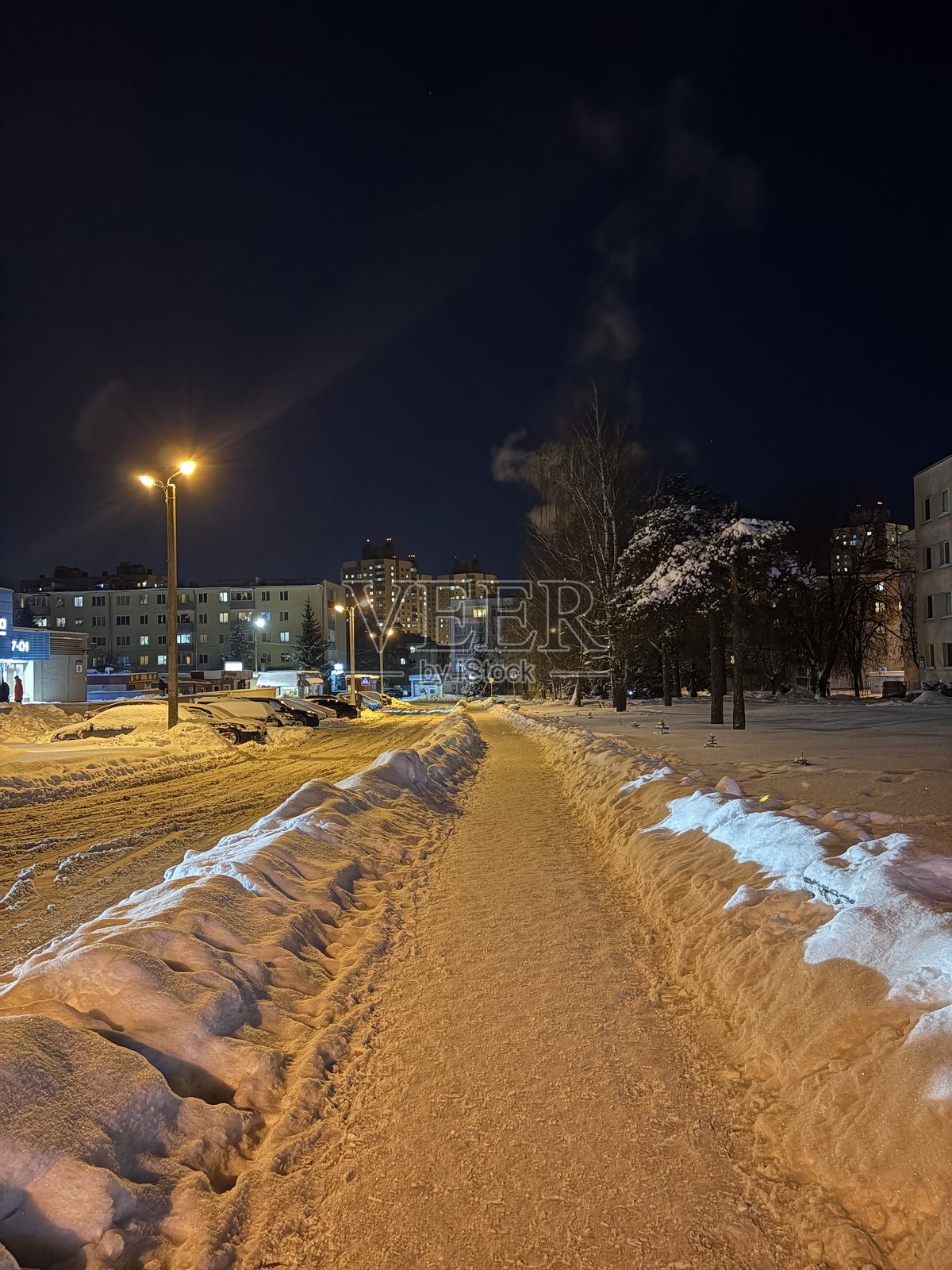白俄罗斯明斯克美丽的如画夜间冬季风光照片摄影图片