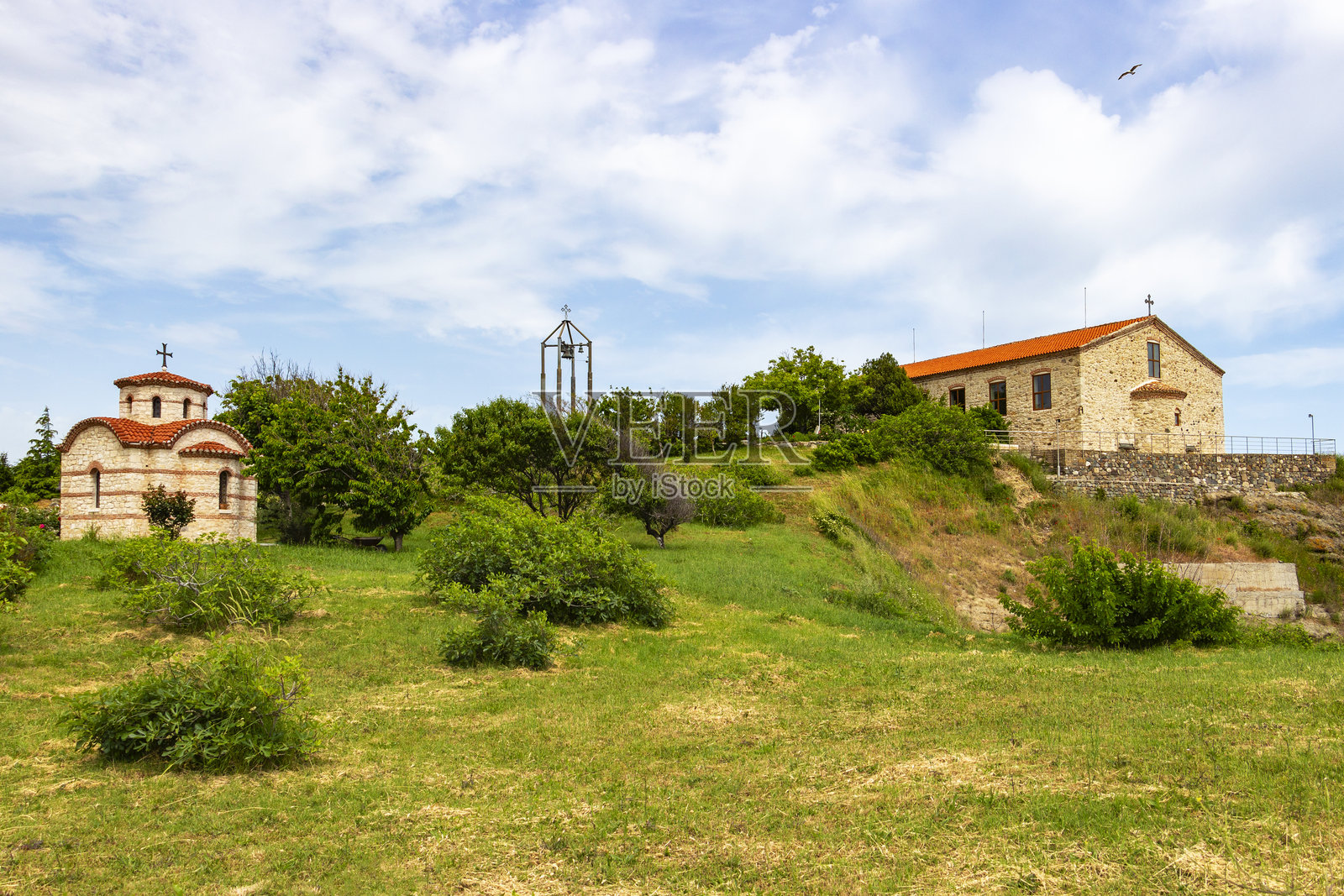 保加利亚黑海沿岸,察雷沃镇南部半岛上的两座教堂照片摄影图片