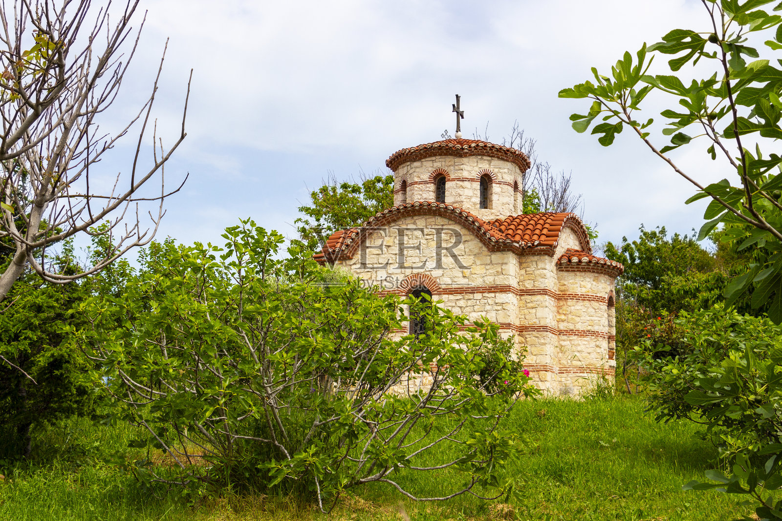保加利亚黑海沿岸,一座小教堂被葱郁的五月植被环绕照片摄影图片