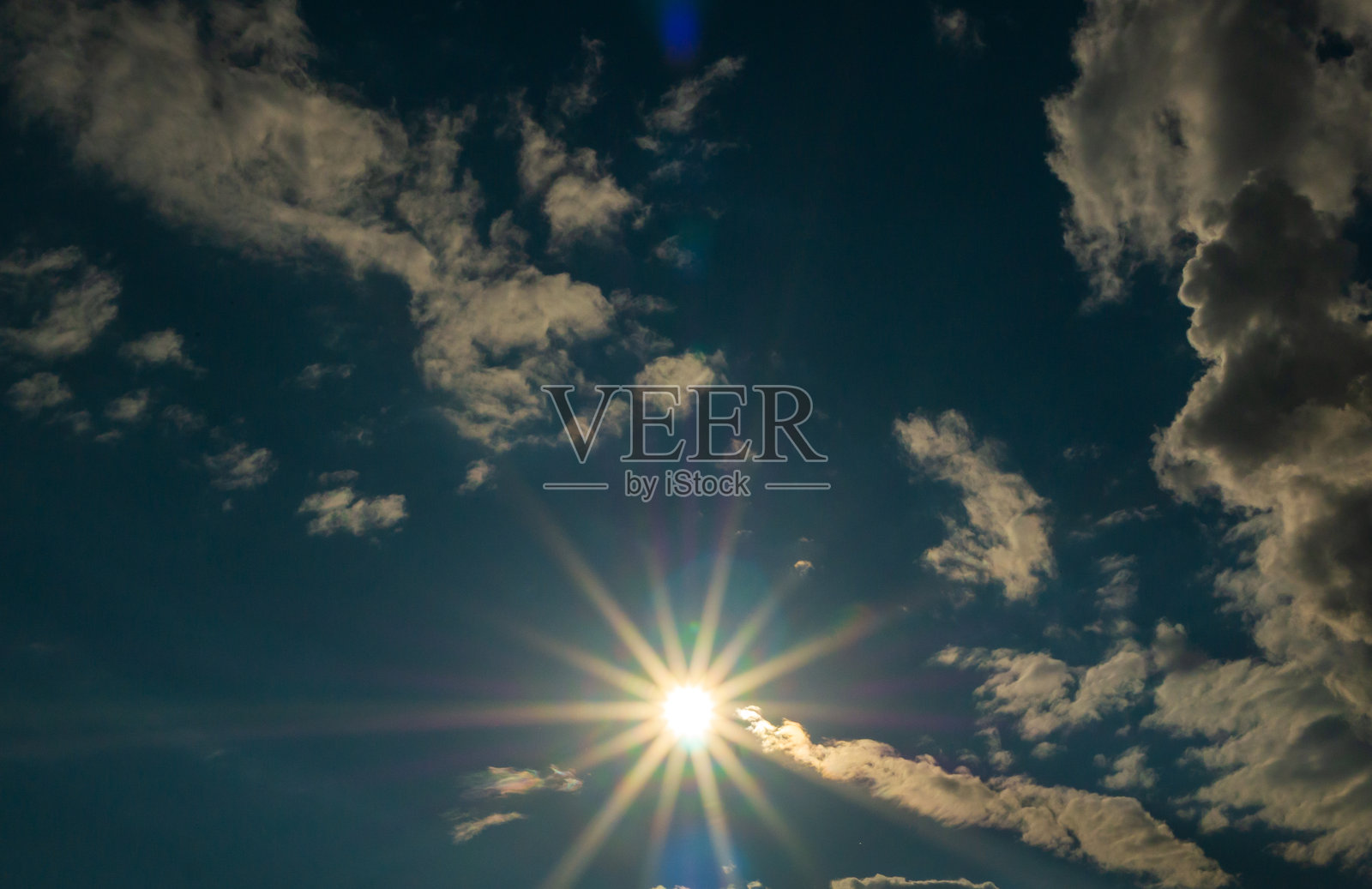 日出时分,戏剧性的天空在自然背景中展现出美丽景象照片摄影图片