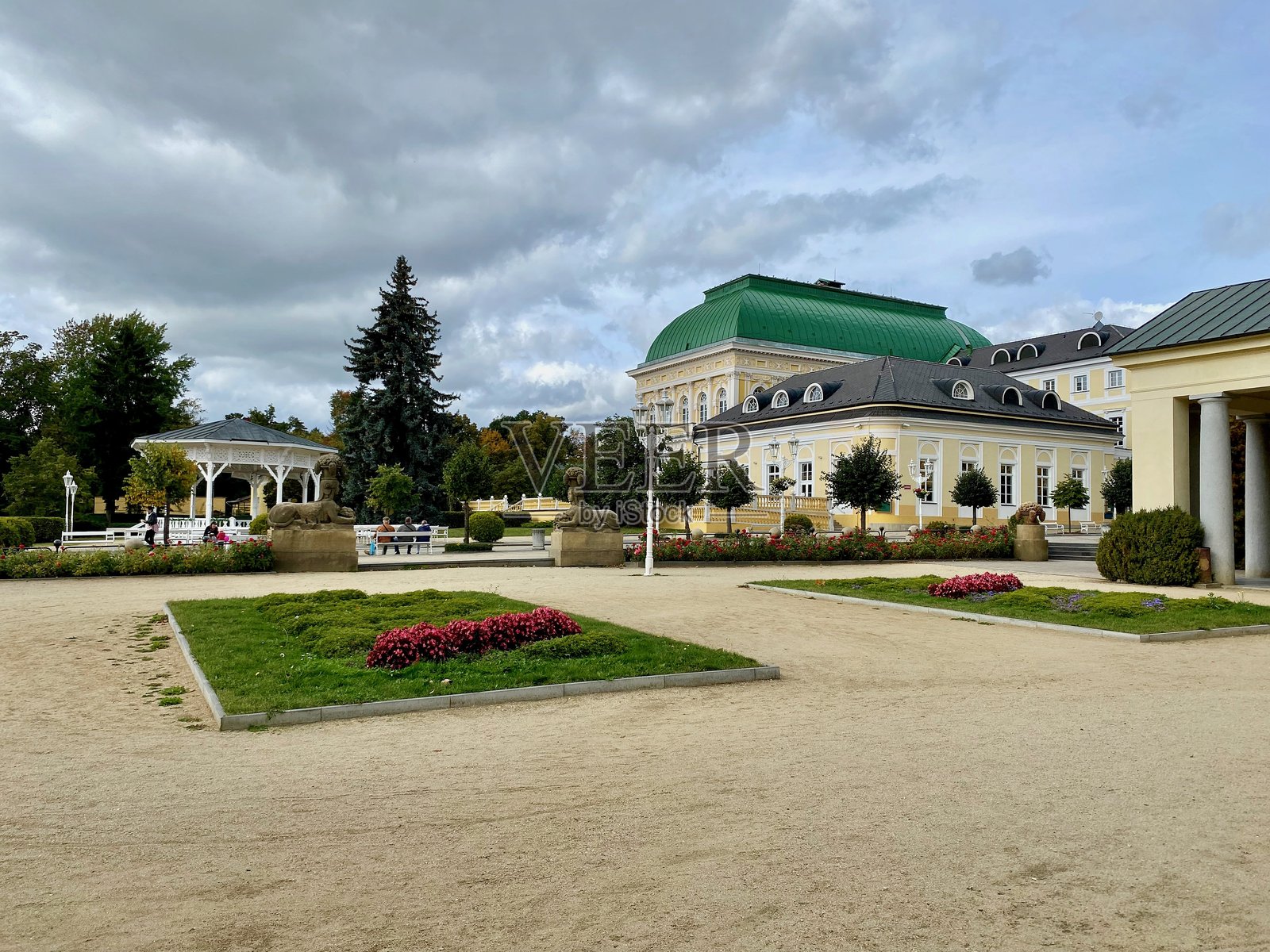 弗兰茨温泉(Františkovy Lázně):穿过拱廊、疗养泉和萨林堡观景塔照片摄影图片