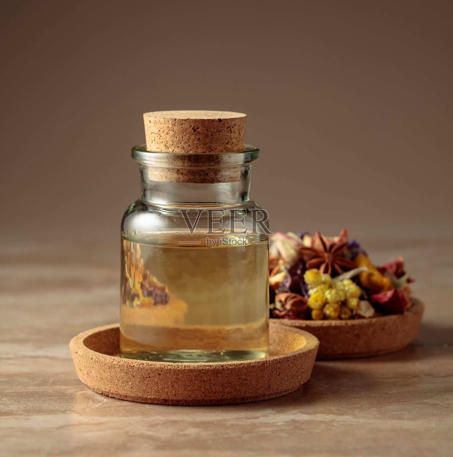 小玻璃瓶装的精油或草本酊剂。照片摄影图片