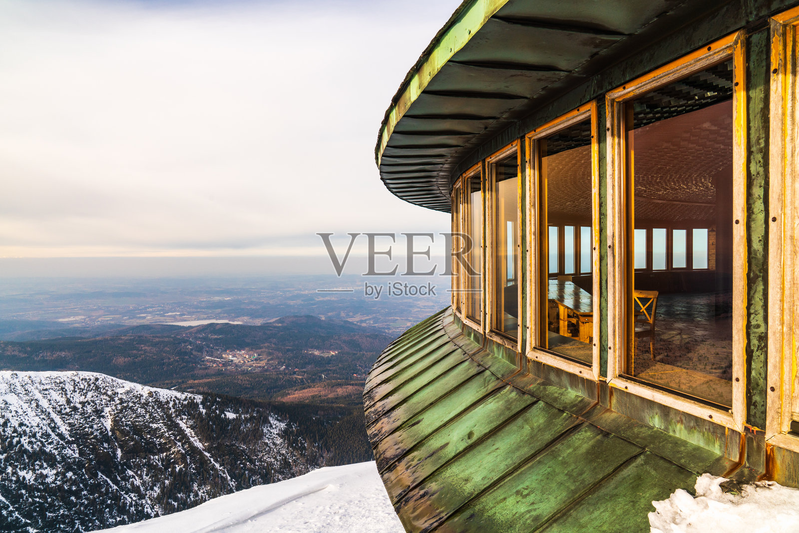 斯涅日卡山,波兰和捷克共和国边境的最高峰。位于斯涅日卡山顶的波兰气象天文台。圆盘状的带有气象站的天文台。波兰喀尔巴阡山脉。照片摄影图片