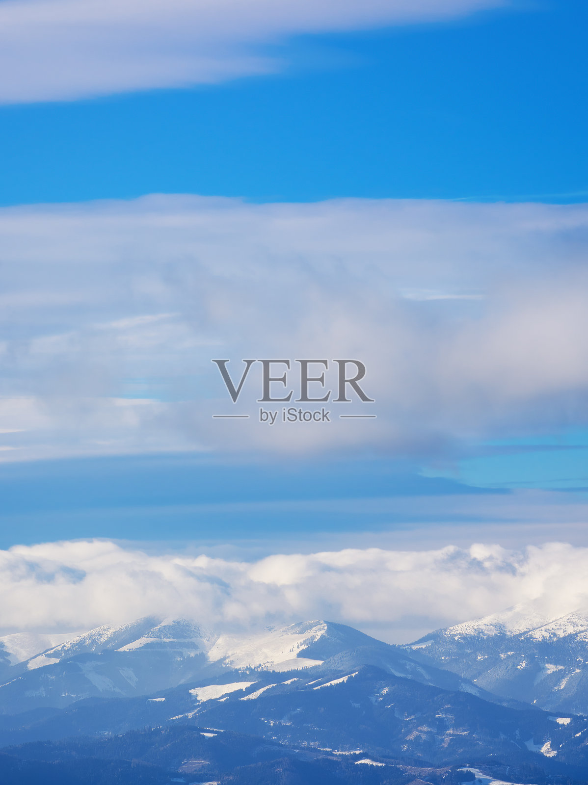 蓝天白云下的山峦景色照片摄影图片