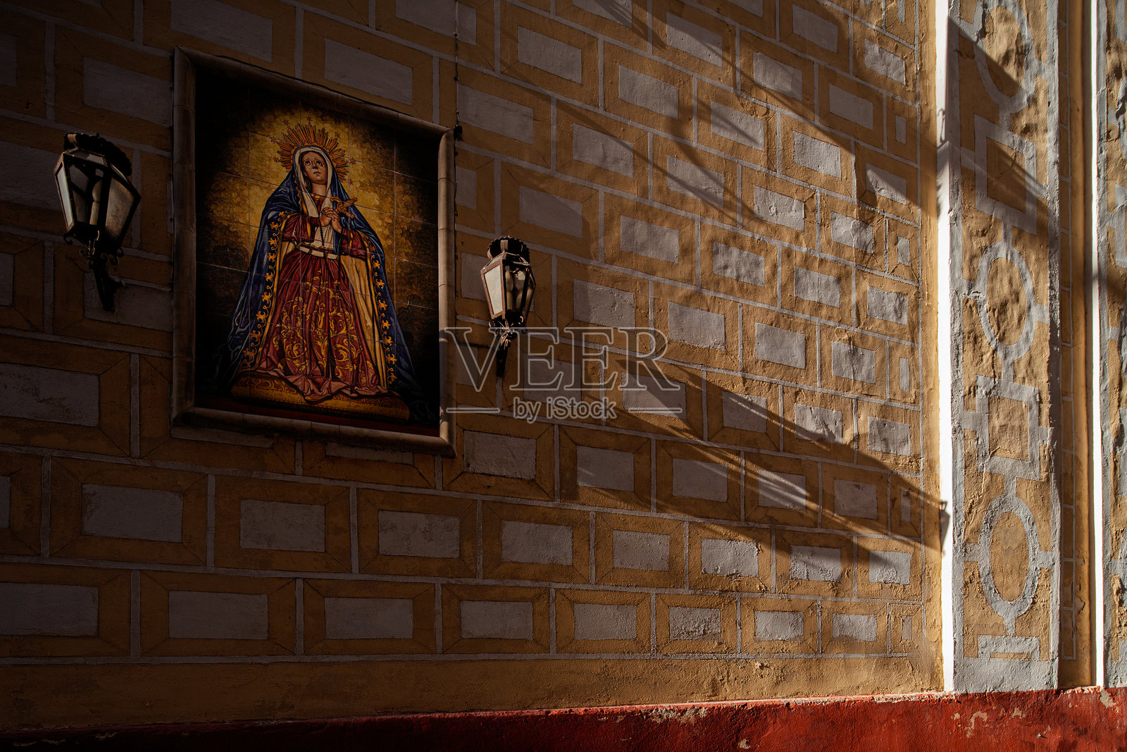 塞维利亚圣母哀痛祭坛画 - 圣克鲁斯教堂外墙照片摄影图片