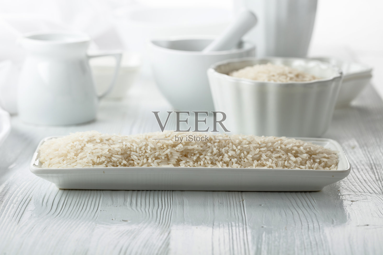 白盘子里的天然有机大米照片摄影图片