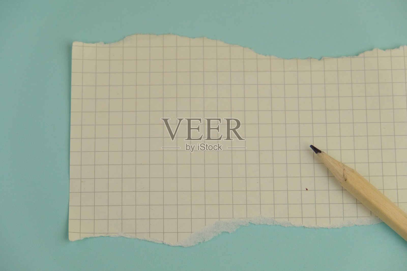 黄色和粉色背景上的纸张,留有空白区域供您添加文字,商业与教育概念照片摄影图片