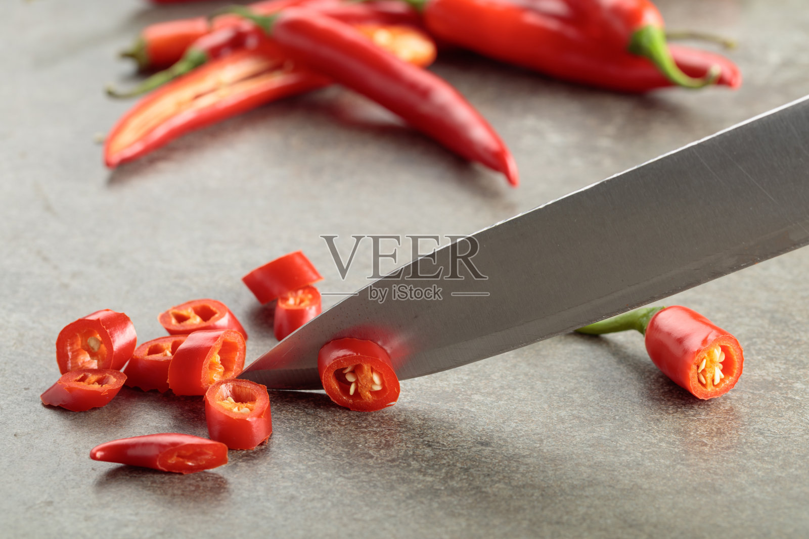 厨房刀具和新鲜红辣椒照片摄影图片