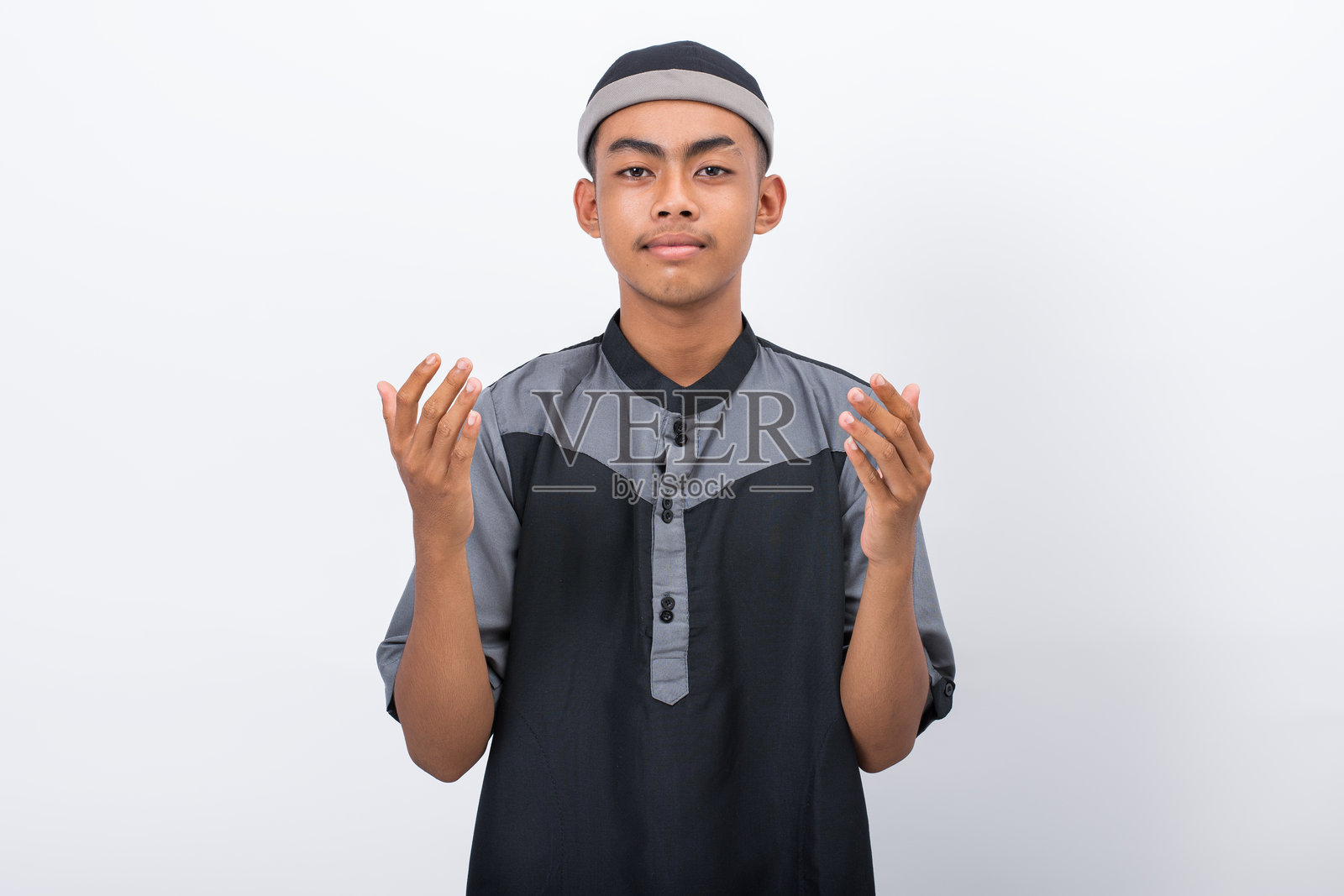 伊斯兰学校学生满怀希望地举起双手祈祷,在白色背景下孤立照片摄影图片