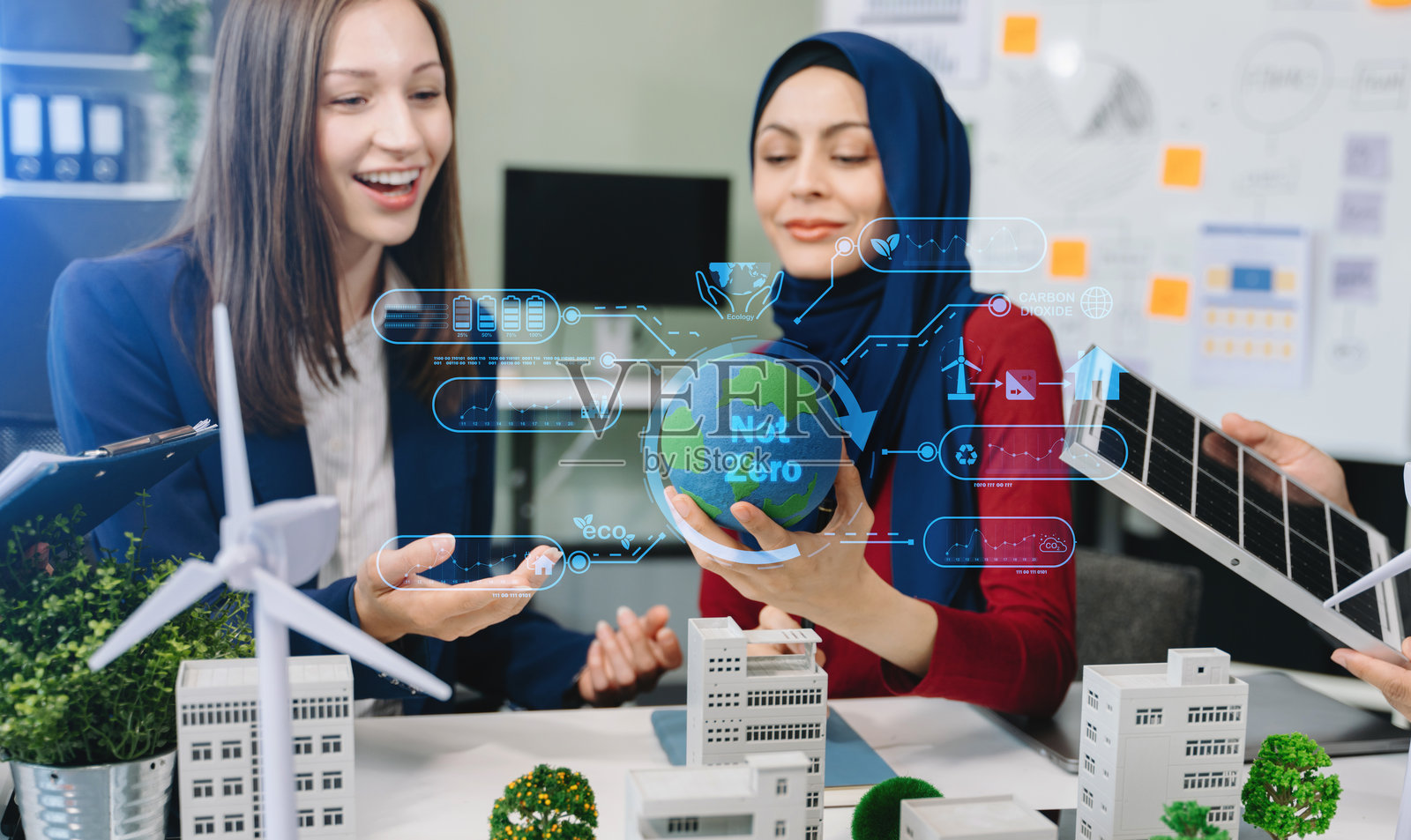 公司办公室里,商务人士就风能进行咨询。商业团队正在讨论风力涡轮机和替代绿色能源。高管会议。照片摄影图片