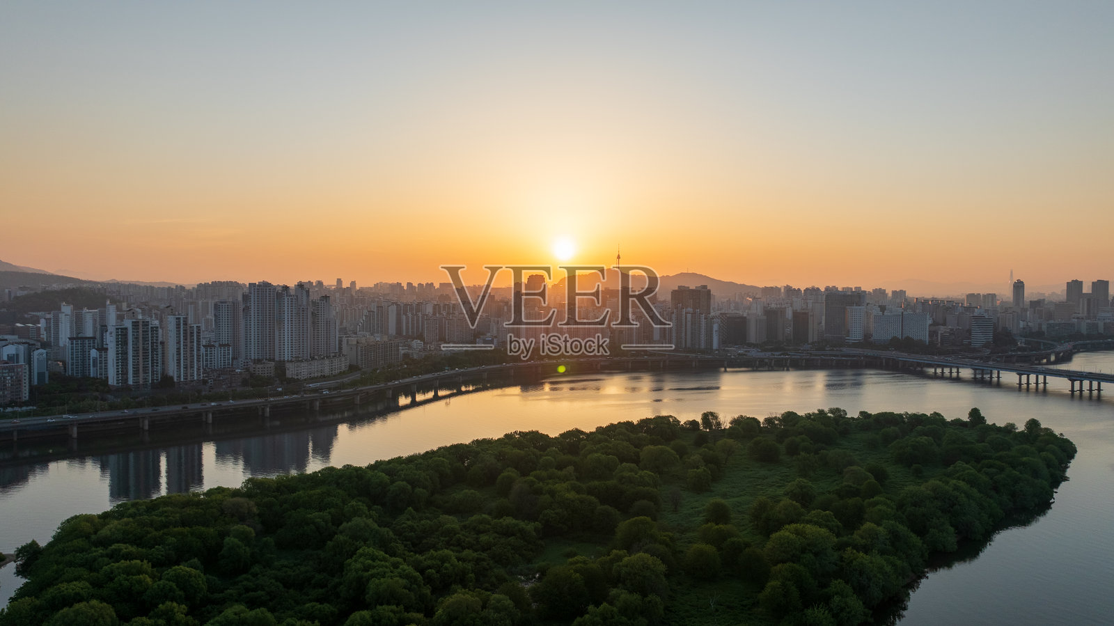 首尔汉江汝矣岛和西江大桥的日落空中视角照片摄影图片