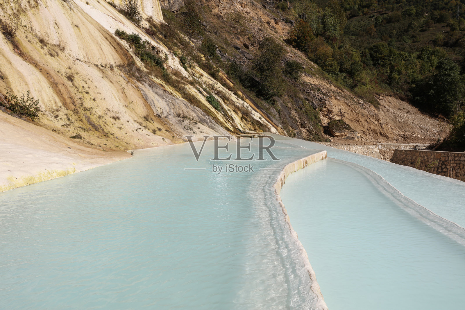 土耳其吉雷松的白色梯田照片摄影图片