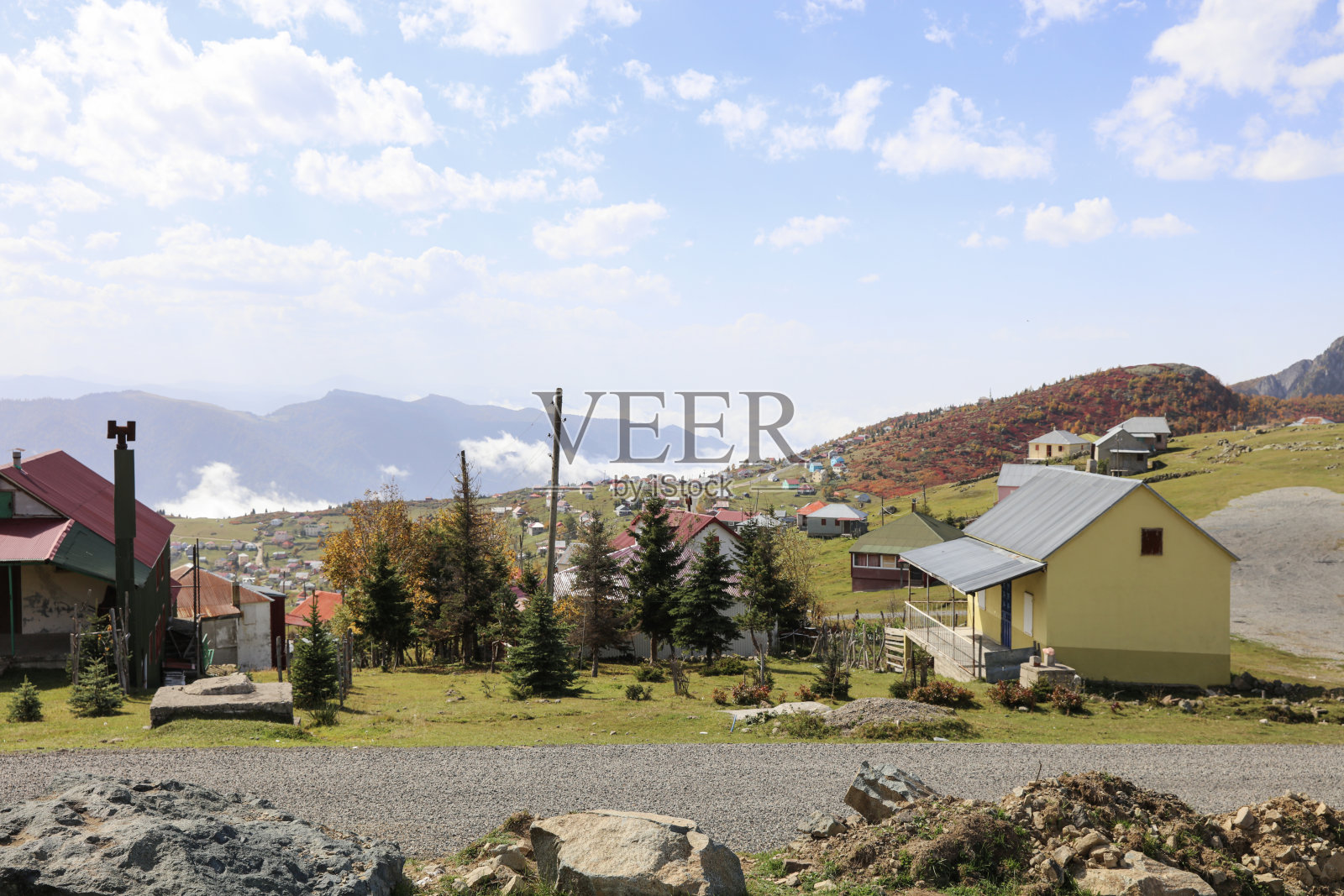 秋季的色彩为土耳其吉雷松的山峦披上盛装照片摄影图片