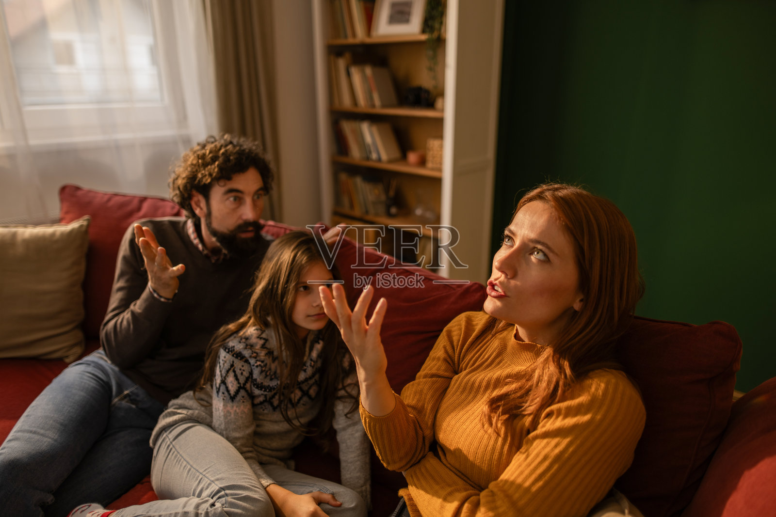 家庭冲突,父母争吵,女儿静坐照片摄影图片