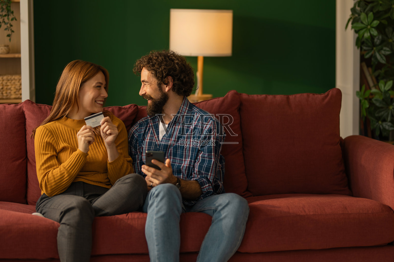 一对情侣开心地用智能手机和信用卡在线购物照片摄影图片