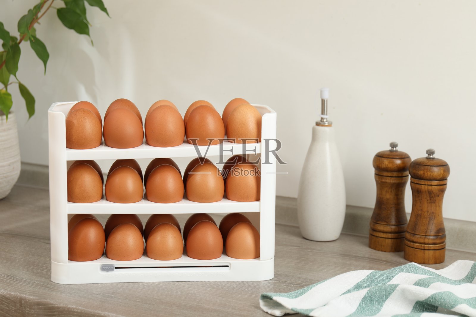 木制台面上的生鸡蛋、油和香料,室内照片摄影图片