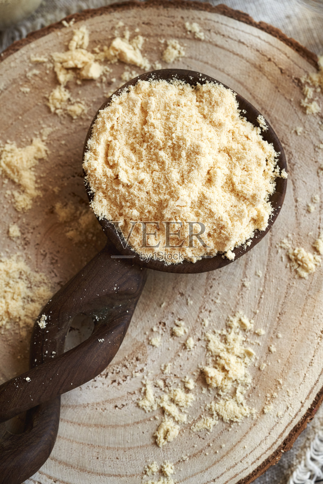 勺子里的乳清蛋白粉照片摄影图片