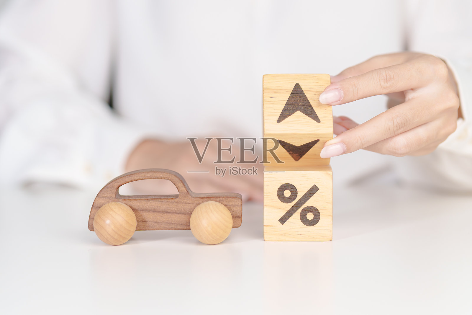 百分比区块变为带汽车模型的向上和向下箭头。汽车贷款和债务、利率、保险、金融、汽车维修、汽车税、抵押贷款和经济衰退照片摄影图片