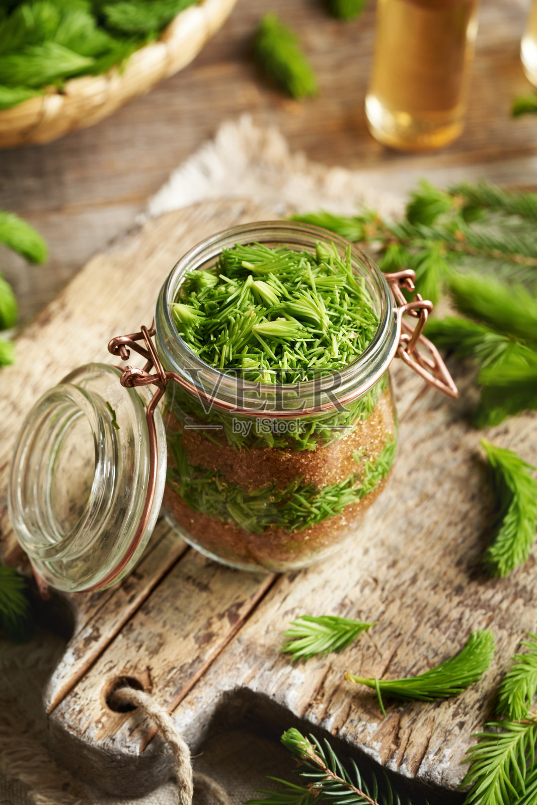 用春天采集的嫩松针和红糖制作自制草本糖浆照片摄影图片